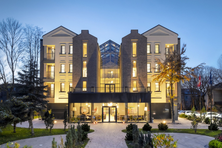 Exterior & Views