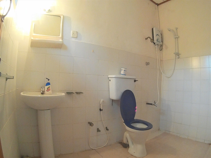 Bathroom 2, The Pallet House, Dehiwala-Mount Lavinia