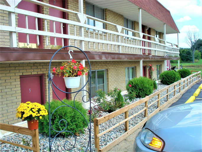 Exterior & Views 2, Country Meadow inn, Oakland
