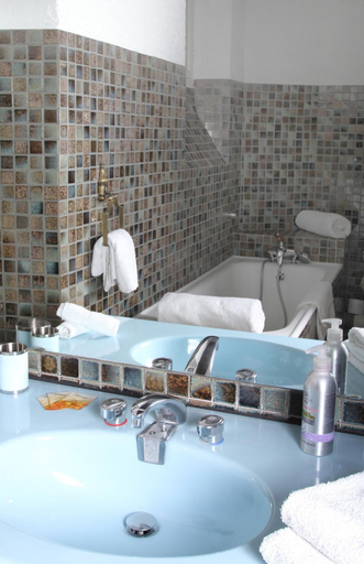 Bathroom 5, VILLA AIMEE LUXURY APARTMENTS WITH HEATED POOL, Ardèche