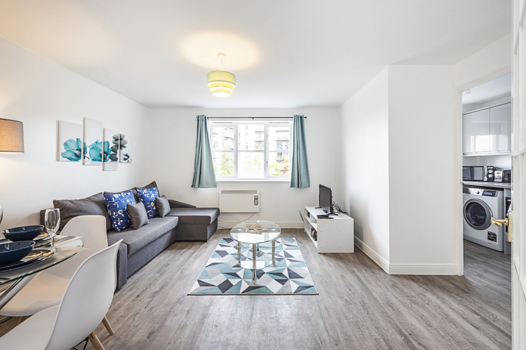 Others 5, Modern 2 Bedroom Lewisham Apartment, London