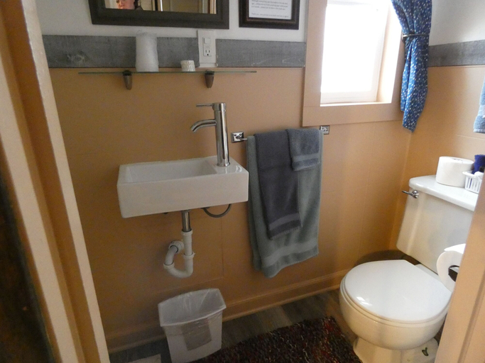 Bathroom 3, Sundown Motel, Judith Basin