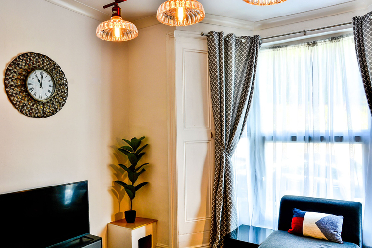 Others 5, Captivating 3-bed House in Swansea Town Center, Swansea
