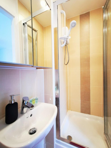 Bathroom 2, Lovely Holiday Home in Birmingham, Birmingham