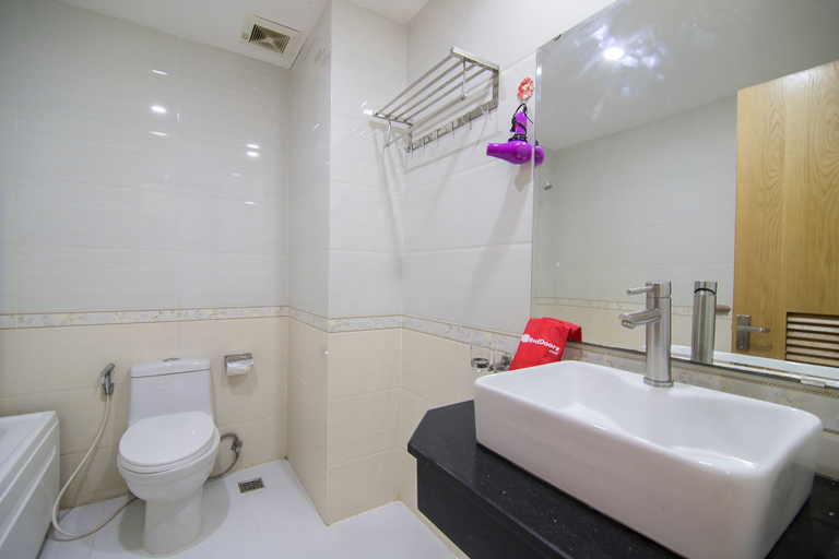 Bathroom 2, RedDoorz Plus @ Tran Hung Dao Street 2, District 1