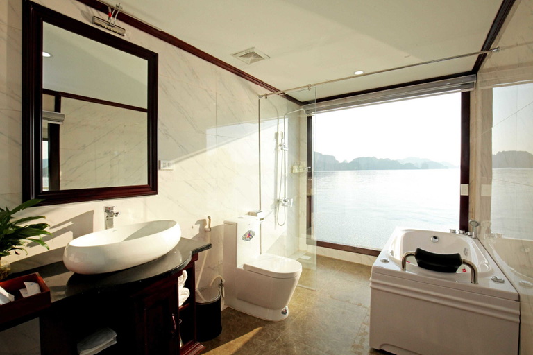 Bathroom 3, La Pinta Cruise, Hải An