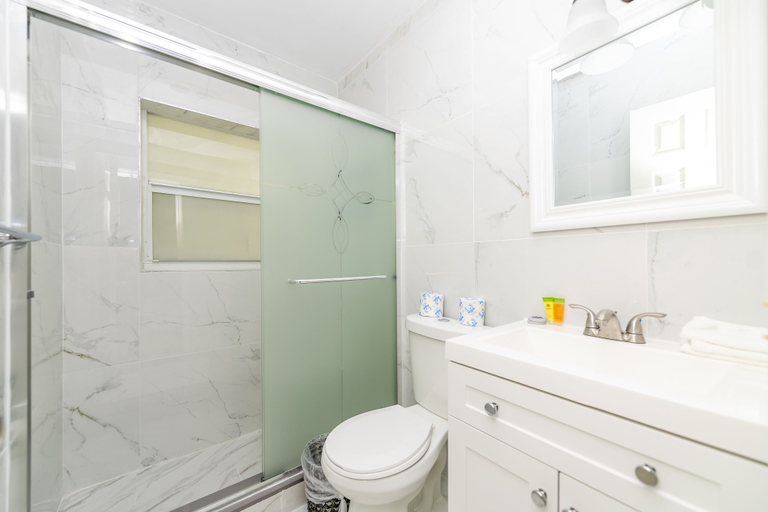 Bathroom 4, SOFI BEACH APARTMENT, Miami-Dade