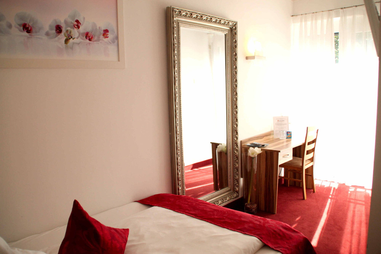 Bedroom 3, Bruckertshof Hotel, Bamberg