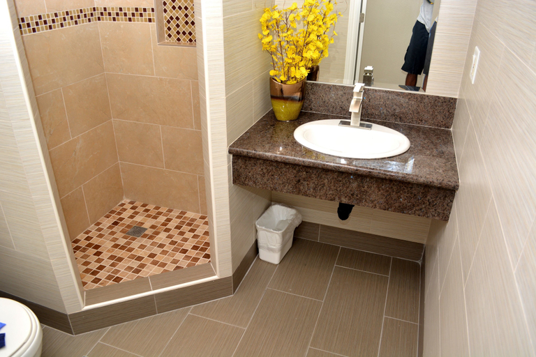 Bathroom 3, Crystal Lodge Motel, Ventura