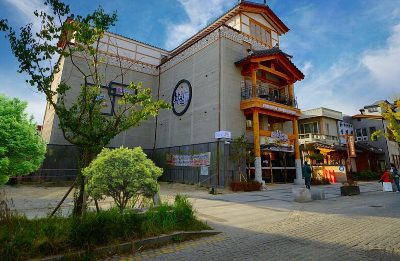 Exterior & Views