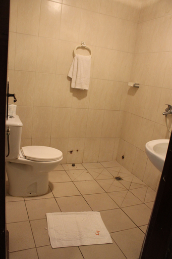 Bathroom 3, Lewat Hotel, Wouri