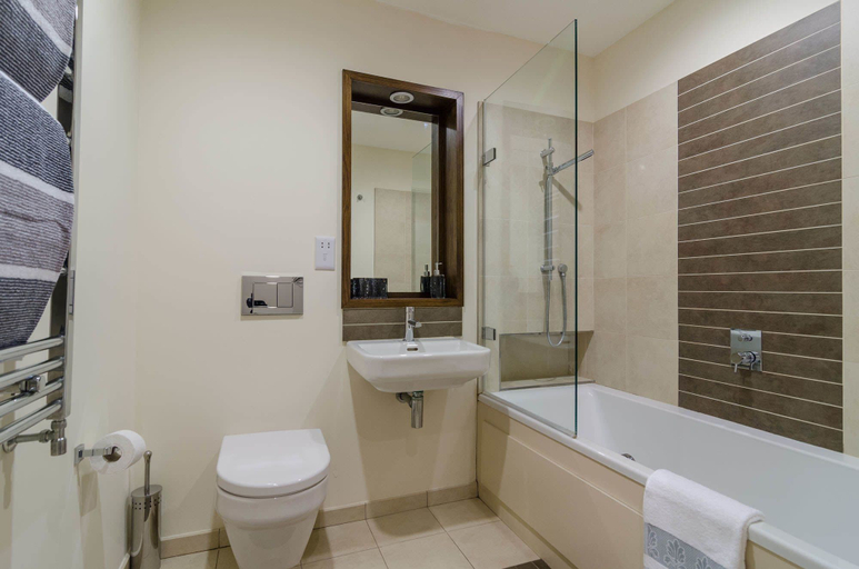 Bathroom 4, Custom House Square: Cathedral Quarter, Belfast