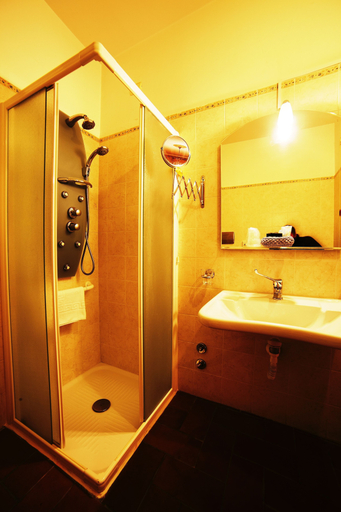 Bathroom 5, Hotel La Luma, Macerata