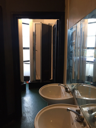 Bathroom, Hostel Ordnance, London