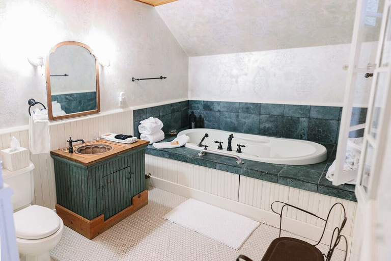 Bathroom 3, Round Barn Farm B & B Event Center, Goodhue