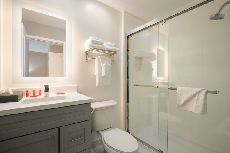 Bathroom 5, SureStay Plus By Best Western Upland Ontario North, San Bernardino