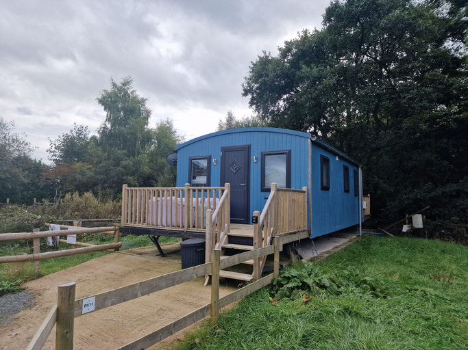 Exterior & Views 2, Glamping Hut - Sleeps up to 4 Hot Tub & Parking, Powys