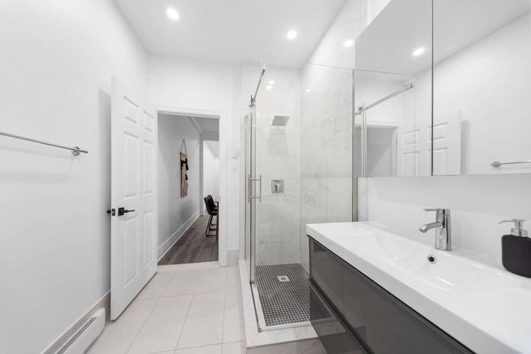 Bathroom 2, SPACIOUS RENOVATED APARTMENT SLEEPS 12, Montréal