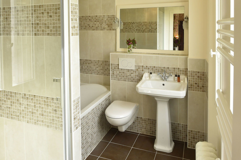 Bathroom 5, Chateau le Quesnoy, Oise