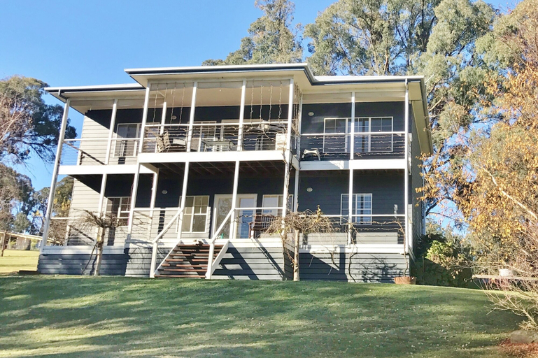 Exterior & Views 1, Hilltop Lane, Mansfield