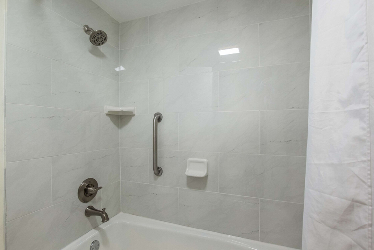 Bathroom 4, Quality Inn Grayville, White