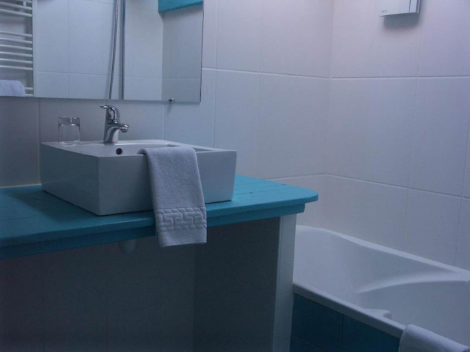Bathroom 4, Hôtel du Palais, Charente