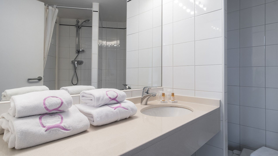 Bathroom 4, Hôtel Ours Blanc Centre, Haute-Garonne