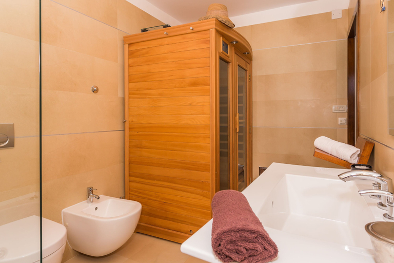 Bathroom 3, Villa Lola, Okrug