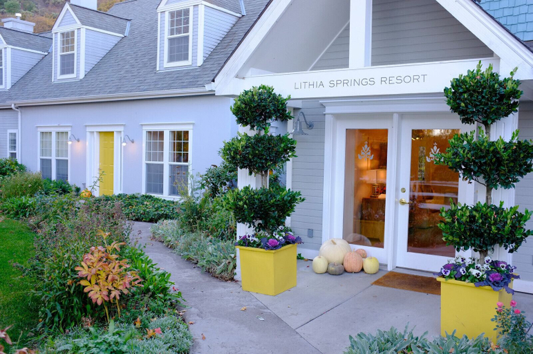 Exterior & Views