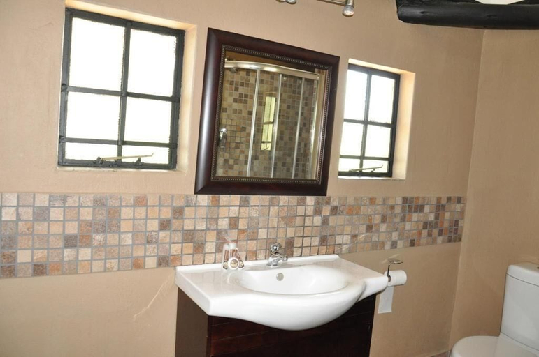 Bathroom, Ukutula Lodge & Game Reserve, Bojanala