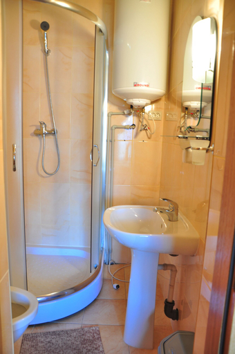 Bathroom 4, Toga, Rakhivs'kyi