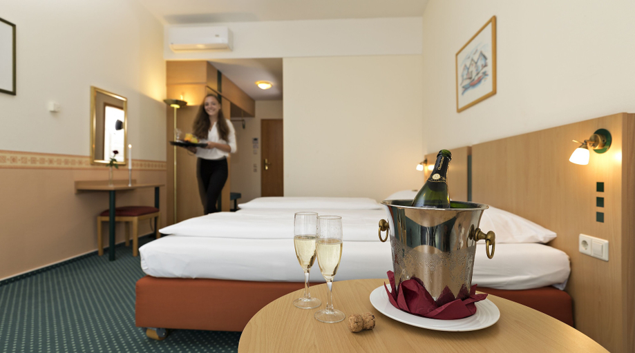 Bedroom 3, Schwarzwaldhotel Gengenbach, Ortenaukreis