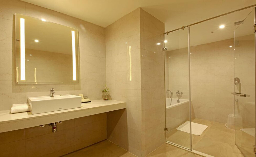 Bathroom 4, Goutham Grand Hotel, Guntur
