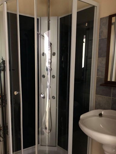 Bathroom 4, Hotel Alysa, Deux-Sèvres