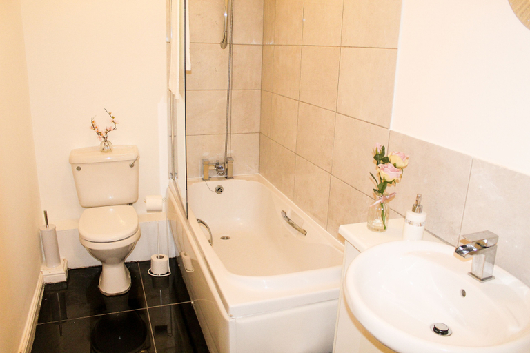 Bathroom, Dockside Liverpool Luxury Apartment, Sefton