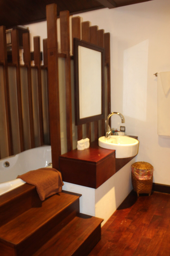 Bathroom 4, Chitchareune Mouangluang Hotel, Luang Prabang
