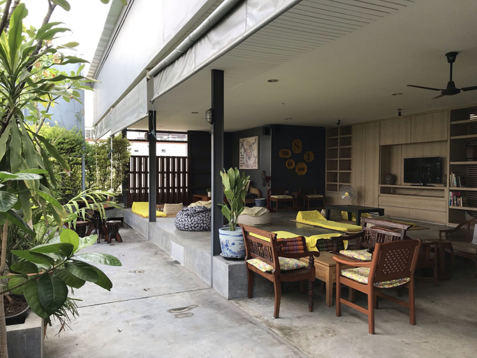 Food & Drinks 5, S1 Hostel, Sathorn