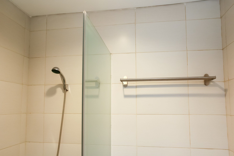 Bathroom 5, Nice and Modern Studio at Tamansari Iswara Apartment By Travelio, Bekasi