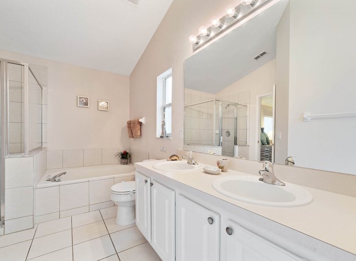 Bathroom 3, Malaki, Polk