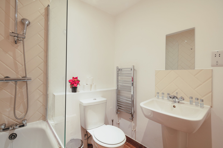 Bathroom 4, The City London Apartments, London