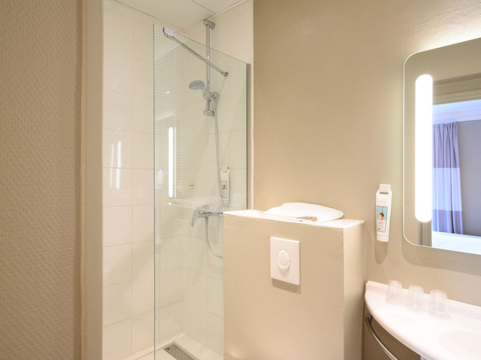 Bathroom 5, ibis Paris Tour Montparnasse 15th, Paris