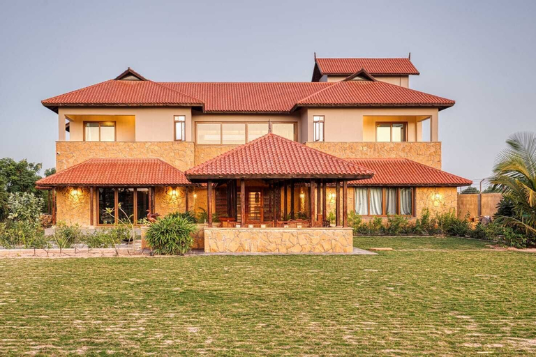 Exterior & Views