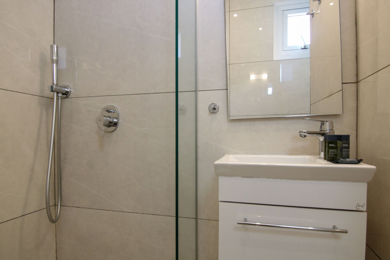 Bathroom 3, Phaedrus Living: Seaside Luxury Flat Harbour 105
