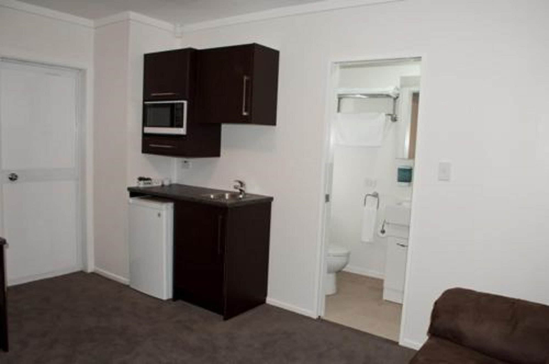 Others 5, Eden Park Motel, Waitakere