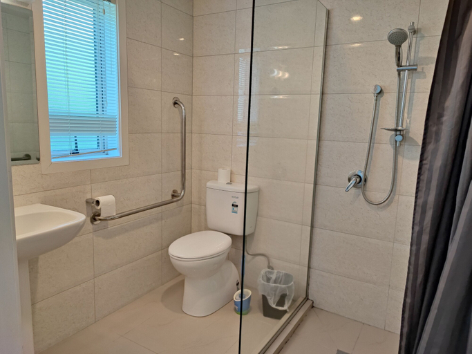 Bathroom 4, Auckland Phoenix Palm, Waitakere