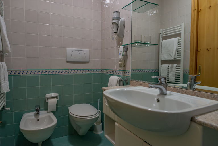 Bathroom 5, Sport Hotel Europa, Belluno