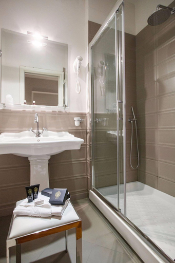 Bathroom 4, Hotel Lombardia, Florence