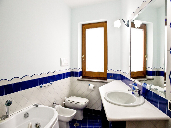 Bathroom 4, Villa La Pace, Napoli