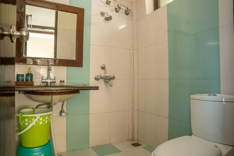 Bathroom, Rhodo Inn, Dehradun