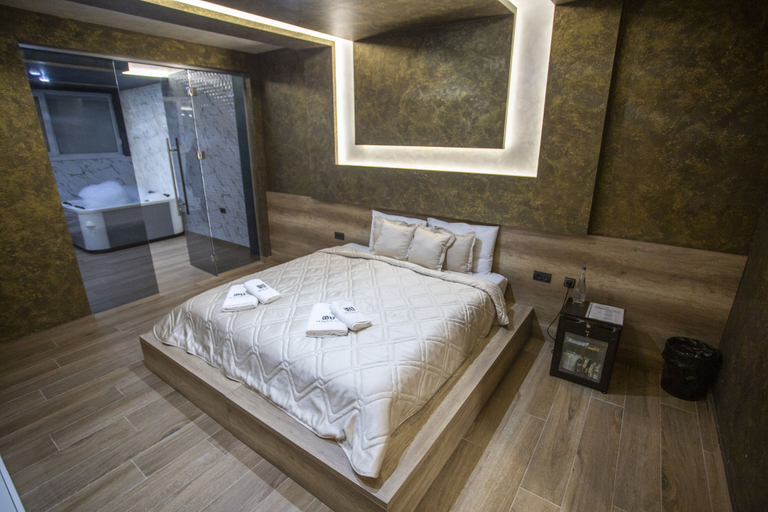 Bedroom 2, Monogramlux, Inđija